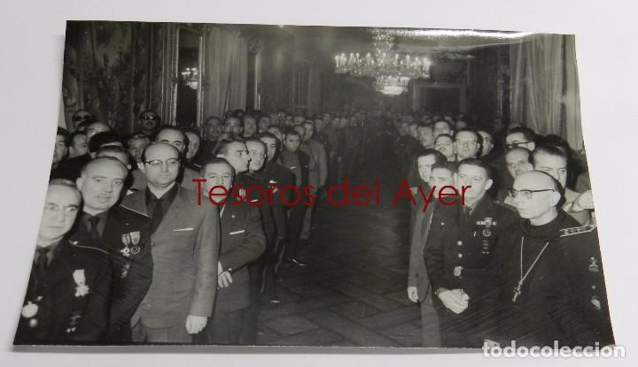 Militaria: FOTOGRAFIA DE JERARCAS DE FALANGE EN EL PARDO, 18 DE DICIEMBRE DE 1963, CON MOTIVO DEL XX ANIVERSARI
