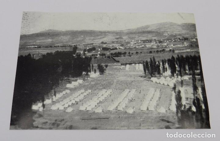 Militaria: FOTOGRAFIA DEL XX ANIVERSARIO  DEL CAMPAMENTO DE MANDOS SANCHO FUERTE, POR EL REVERSO TIENE LA CANCI