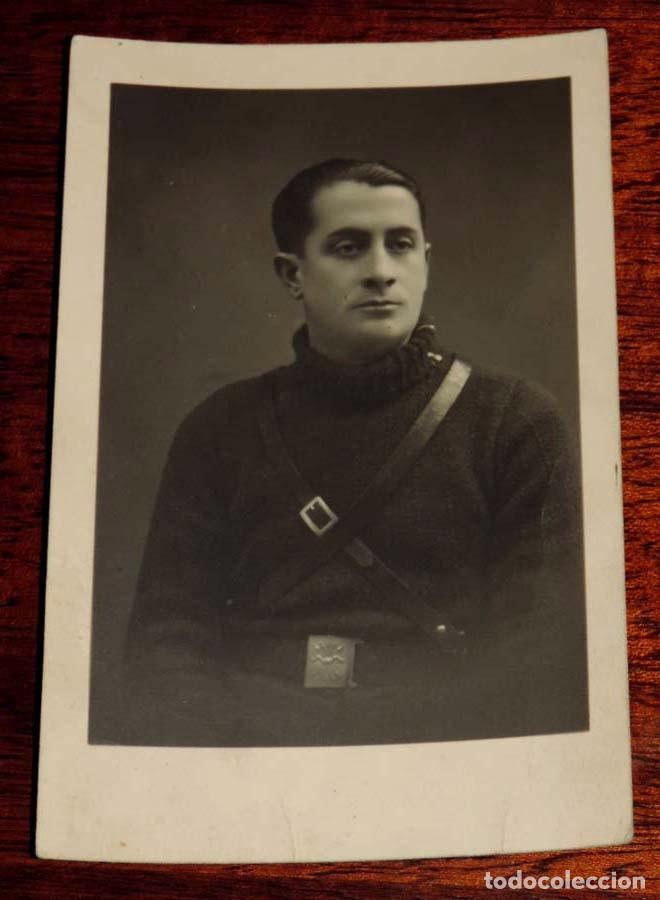 Militaria: FOTO POSTAL DE FALANGISTA, A&Ntilde;OS 40, POR LA PARTE DE ATRAS VA ESCRITA