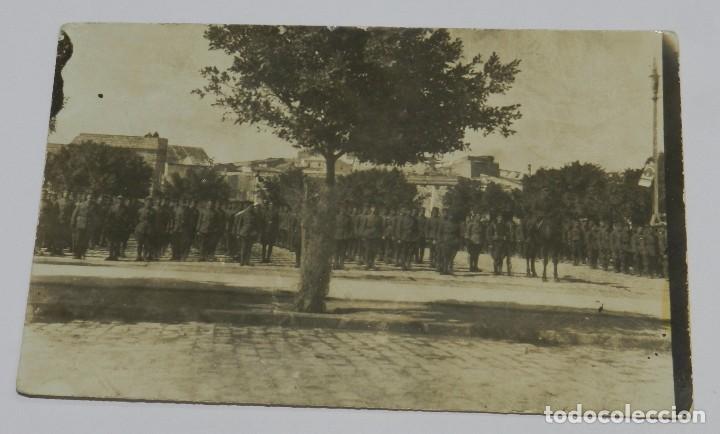 Militaria: FOTOGRAFIA DE MILITARES EN FORMACION, PARECE UNA CEUTRA O MELILLA, GUERRA DEL RIF, TAMA&Ntilde;O POSTAL.