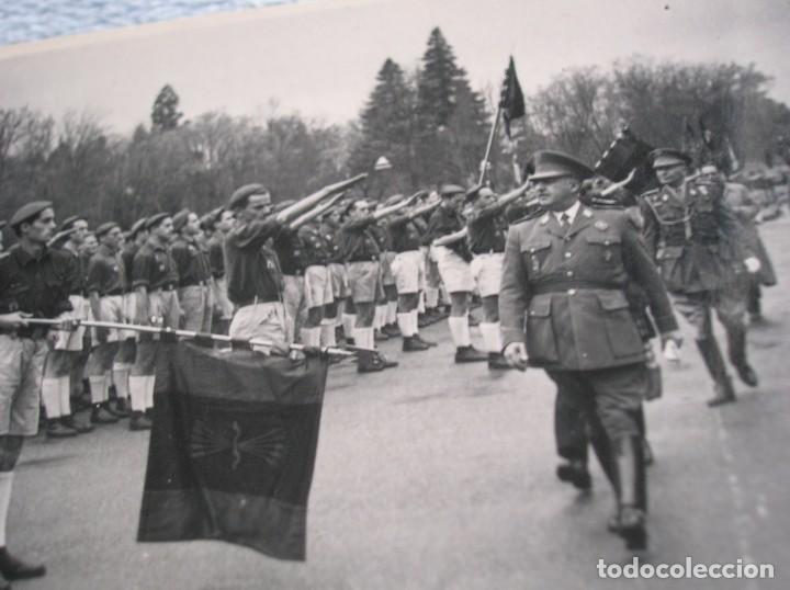 Militaria: FOTOGRAFIA DEL GENERALISIMO FRANCO. REVISTA AL FRENTE DE JUVENTUDES. PALACIO DE EL PARDO. FALANGE