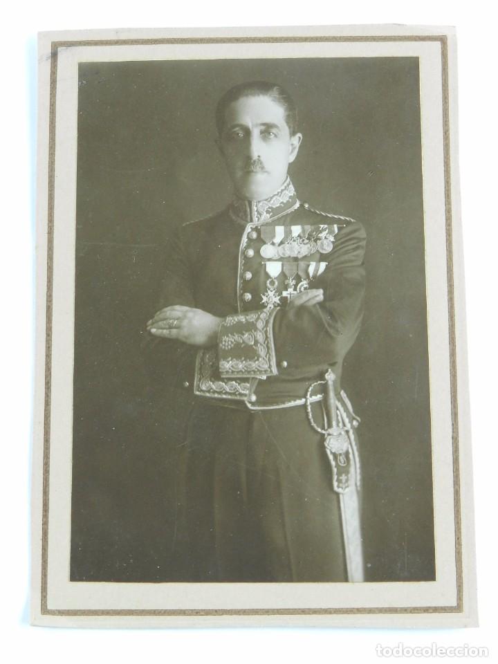 Militaria: FOTOGRAFIA DE CABALLERO CON UNIFORME DE GALA, MUY CONDECORADO, MIDE 16 X 12,5 CMS.