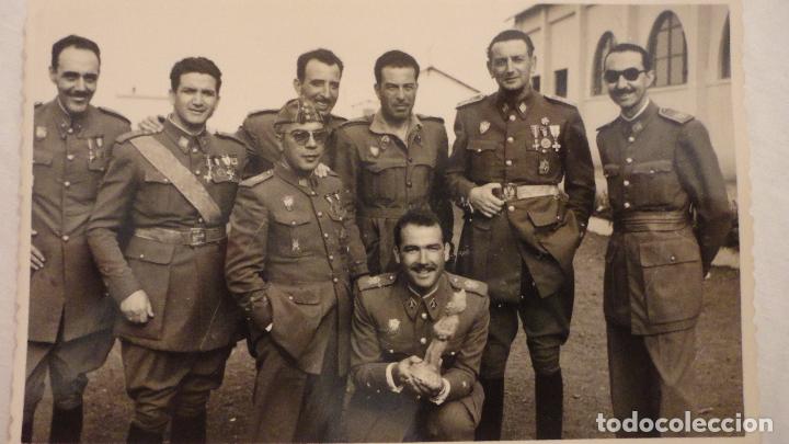 Militaria: ANTIGUA FOTOGRAFIA DE VARIOS MILITARES CONDECORADOS.FOTO GARCIA.LA LAGUNA.TENERIFE.1956