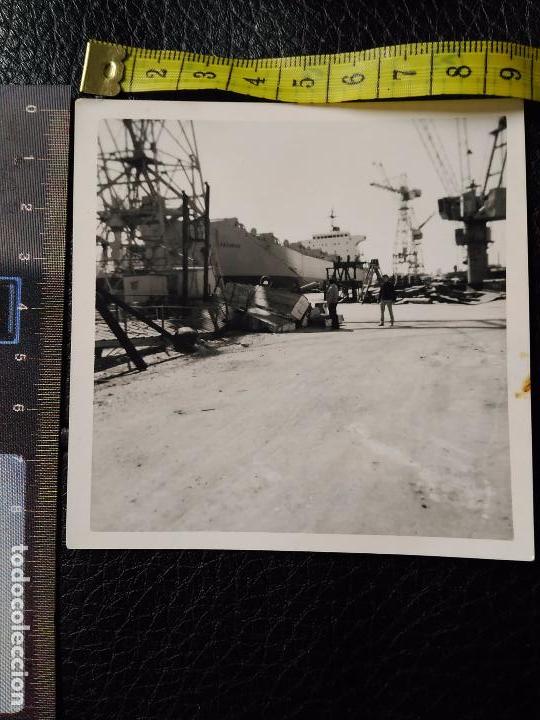 Militaria: Antigua fotograf&iacute;a buque militar en muelle