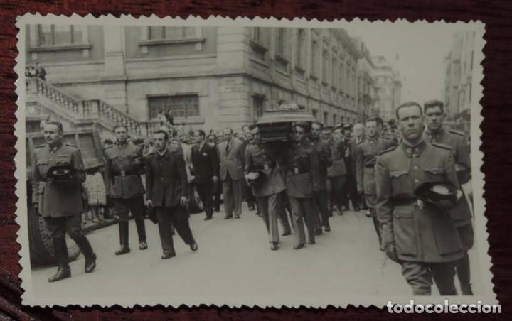 Militaria: FOTOGRAFIA DE SAN SEBASTIAN, A&Ntilde;OS 40, DESFILE DE LA GUARDIA CIVIL POR LAS CALLES CON MOTIVO DE UN FU