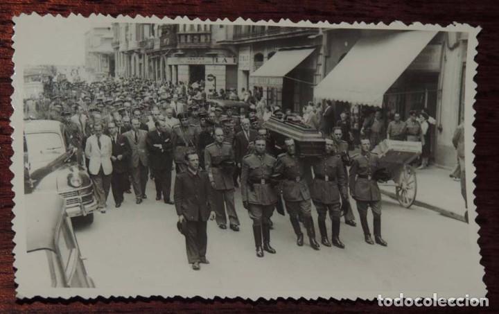 Militaria: FOTOGRAFIA DE SAN SEBASTIAN, A&Ntilde;OS 40, DESFILE DE LA GUARDIA CIVIL POR LAS CALLES CON MOTIVO DE UN FU