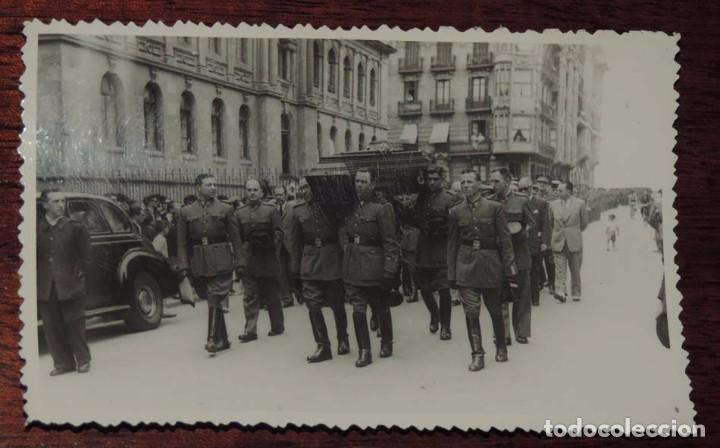 Militaria: FOTOGRAFIA DE SAN SEBASTIAN, A&Ntilde;OS 40, DESFILE DE LA GUARDIA CIVIL POR LAS CALLES CON MOTIVO DE UN FU