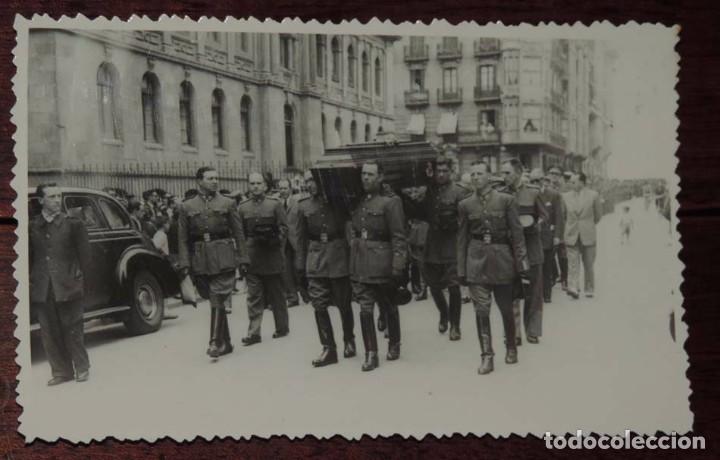 Militaria: FOTOGRAFIA DE SAN SEBASTIAN, A&Ntilde;OS 40, DESFILE DE LA GUARDIA CIVIL POR LAS CALLES CON MOTIVO DE UN FU