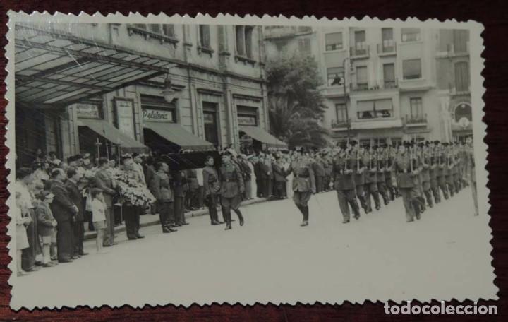 Militaria: FOTOGRAFIA DE SAN SEBASTIAN, A&Ntilde;OS 40, DESFILE DE LA GUARDIA CIVIL POR LAS CALLES CON MOTIVO DE UN FU