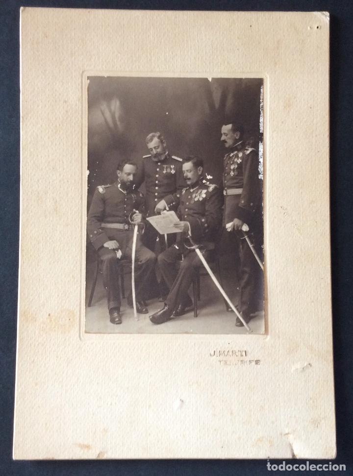 Militaria: FOTO MILITAR. OFICIALES MEDALLA CONDECORACI&Oacute;N, SABLE. FOTOGRAF&Iacute;A J. MARTI TENERIFE. N&Uacute;MERO 64 .