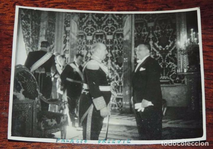 Militaria: FOTOGRAFIA DE FRANCO EN EL PALACIO DE ORIENTE, RECIBIENDO A UN EMBAJADOR, MIDE 11 X 8 CMS.