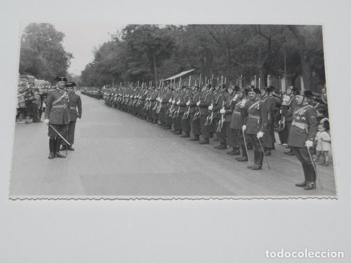 Militaria: FOTOGRAFIA DE COLEGIO DE GUARDIAS JOVENES, GUARDIA CIVIL, DESFILE DEL 12 DE OCTUBRE DE 1944, FOTO MA