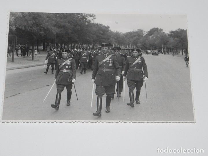 Militaria: FOTOGRAFIA DE COLEGIO DE GUARDIAS JOVENES, GUARDIA CIVIL, DESFILE DEL 12 DE OCTUBRE DE 1944, FOTO MA
