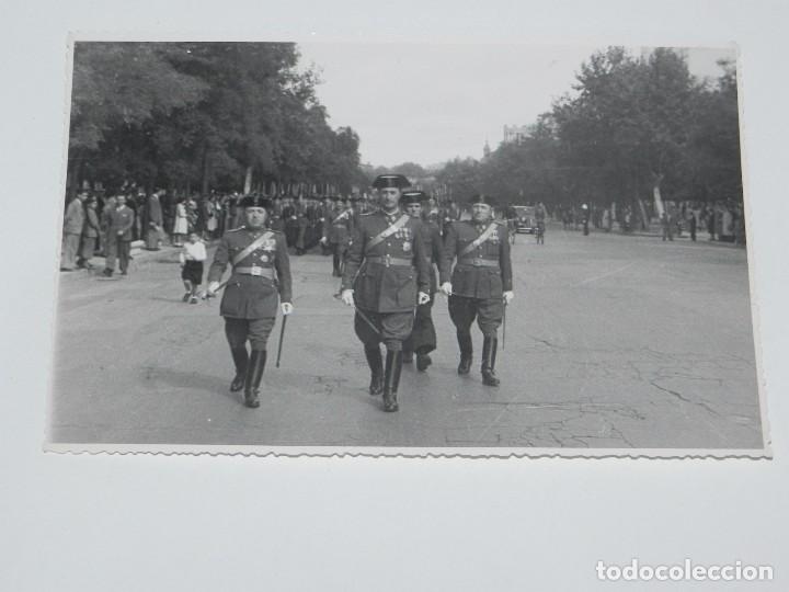 Militaria: FOTOGRAFIA DE COLEGIO DE GUARDIAS JOVENES, GUARDIA CIVIL, DESFILE DEL 12 DE OCTUBRE DE 1944, FOTO MA