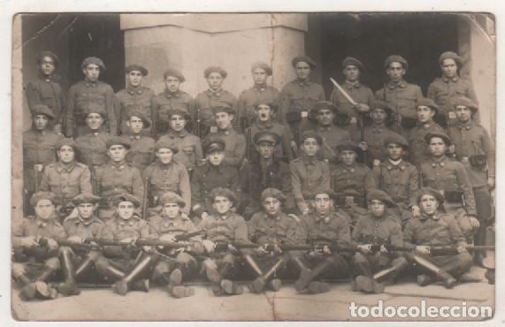 Militaria: Fotograf&iacute;a tama&ntilde;o tarjeta postal militares con uniforme. No figura fot&oacute;grafo.