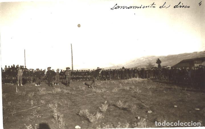 Militaria: Militares realizando lanzamiento de disco