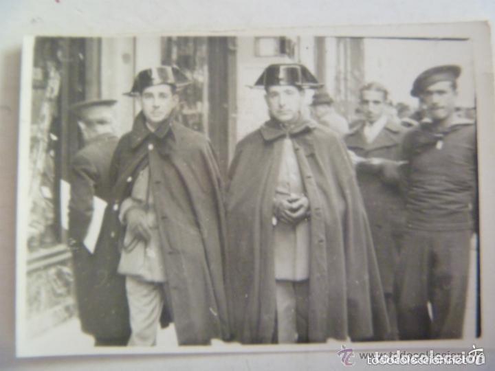 Militaria: GUERRA CIVIL : MINUTERO DE FOTOGRAFO CALLEJERO DE GUARDIA CIVIL CON CAPOTE, DETRAS MARINERO