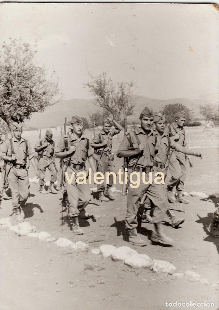 Militaria: Fotograf&iacute;a. Militares del Ejercito Espa&ntilde;ol en marcha. A&ntilde;os 70.