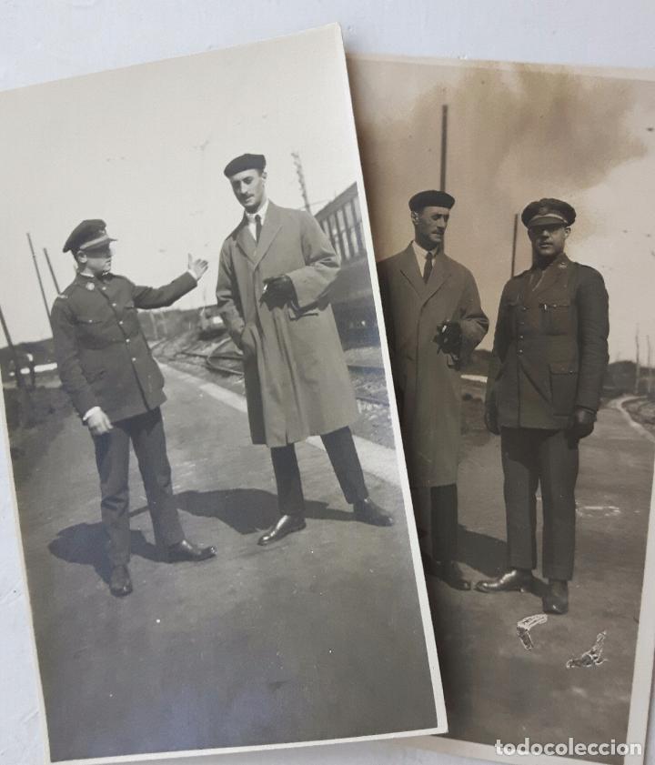 Militaria: Dos fotos de un paisano acompa&ntilde;ado por militares.
