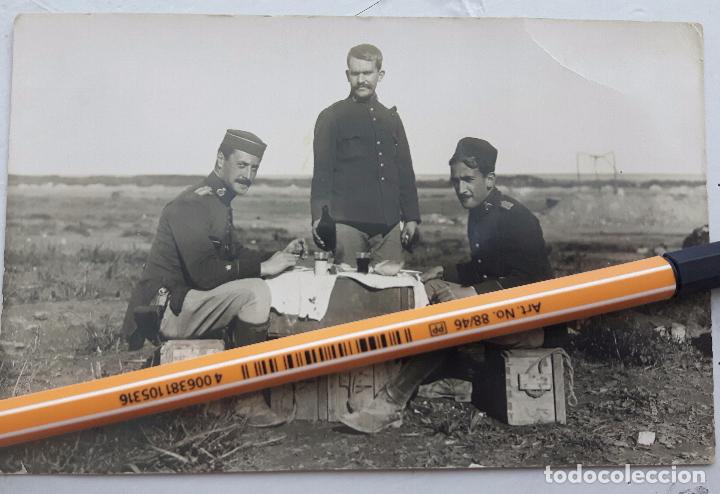 Militaria: Dos oficiales comiendo. Tetuan 1914