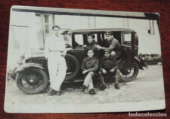 Militaria: FOTOGRAFIA DE SOLDADOS DE INFANTERIA, ESPECIALIDAD AUTOMOVILISMO, EN UNA GORRA SE PUEDE VER EL NUM.