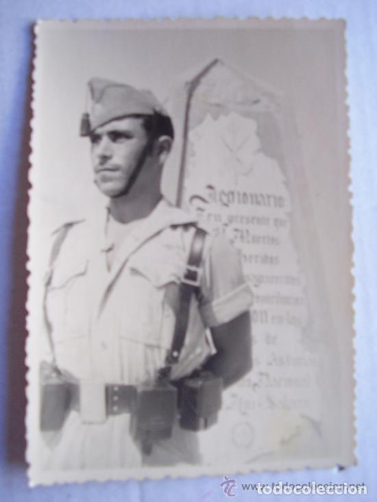 Militaria: LA LEGION : LEGIONARIO ANTE MONOLITO A LOS CAIDOS DE LA LEGION. BIR NZARAU, 1960