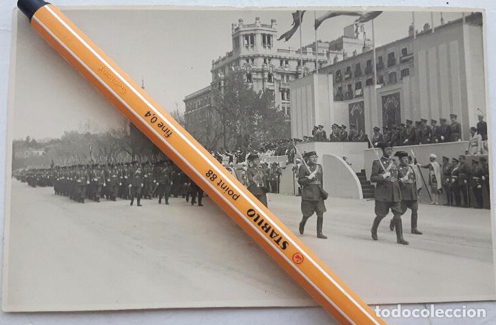 Militaria: Guardia Civil desfilando ante Franco en el desfile de la Victoria del a&ntilde;o 1945.