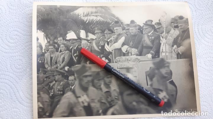 Militaria: Fotograf&iacute;a general bilaureado Varela presidiendo un desfile de la Legi&oacute;n. Medalla Militar individua.