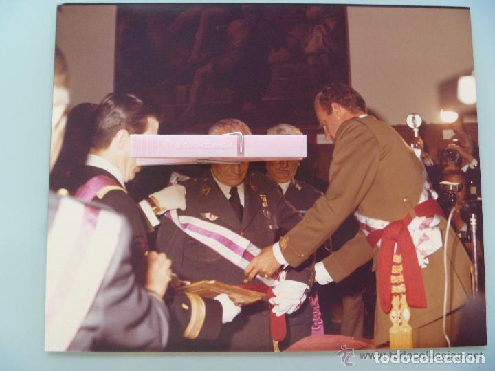 Militaria: ORDEN S. HERMENEGILDO: REY IMPONIENDO BANDA A GENERAL AVIACION, MEDALLA MILITAR INDIVIDUAL.