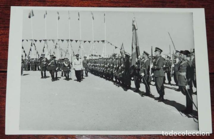 Militaria: FOTOGRAFIA DE JURA DE BANDERA EN EL COLEGIO DE GUARDIA JOVENES DE VALDEMORO EN JUNIO DE 1943, GUARDI