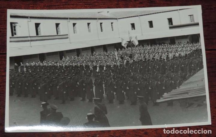 Militaria: FOTOGRAFIA DE JURA DE BANDERA EN EL COLEGIO DE GUARDIA JOVENES EN NOVIEMBRE DE 1943, GUARDIA CIVIL,