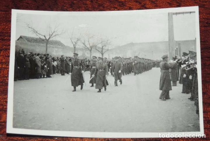 Militaria: FOTOGRAFIA DE JURA DE BANDERA EN EL COLEGIO DE GUARDIA JOVENES DE VALDEMORO EN 29-3-1943, GUARDIA CI
