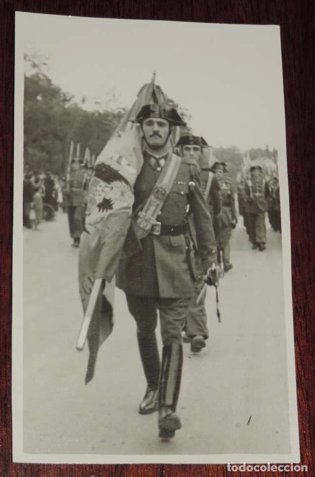 Military Antiques: FOTOGRAFIA DE OFICIAL DE LA GAURDIA CIVIL EN 1946 DURANTE EL DESFILE DE LA VICTORIA EL 12 DE OCTUBRE
