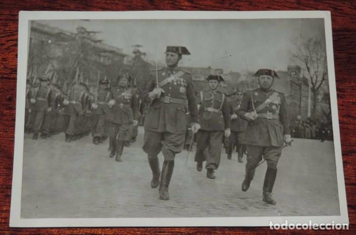 Military Antiques: FOTOGRAFIA DE OFICIALES DE LA GAURDIA CIVIL EN 1946 DURANTE EL DESFILE DE LA VICTORIA EL 12 DE OCTUB