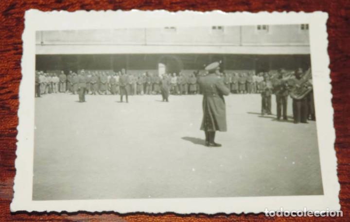 Military Antiques: FOTOGRAFIA DEL COLDEGIO DE GUARDIAS JOVENES DE VALDEMORO ABRIL DE 1941, GUARDIAS CIVILES CANTANDO LO