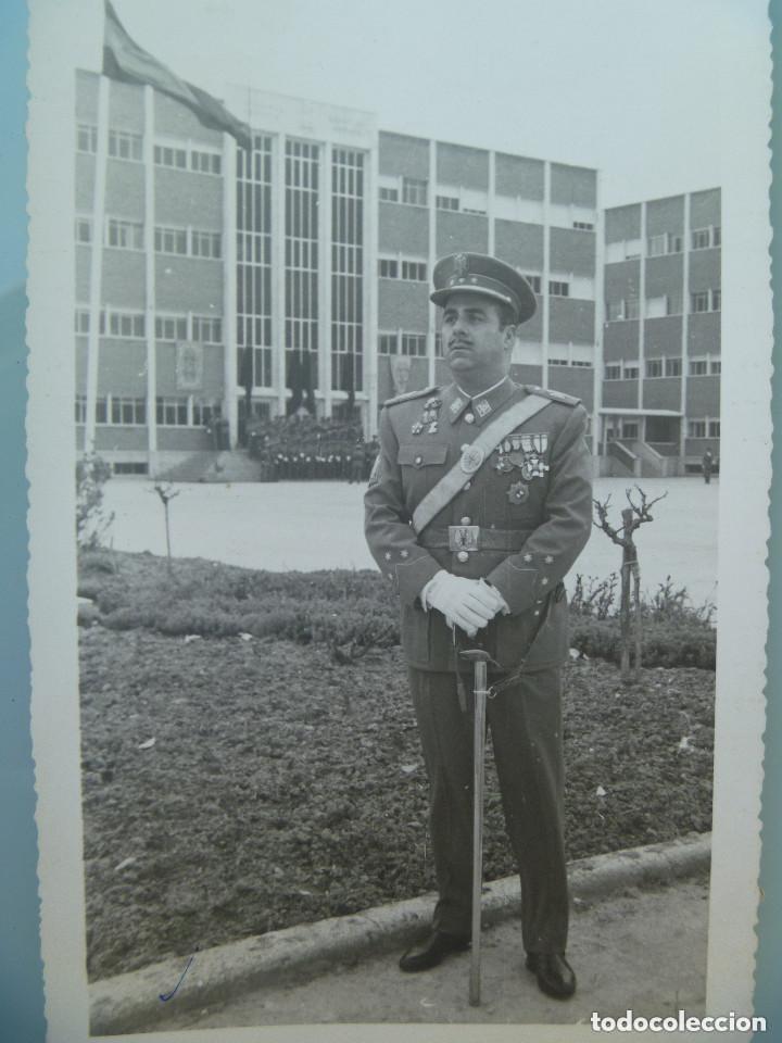 Militaria: FOTO DE CAPITAN DE LA POLICIA ARMADA VETERANO GUERRA CIVIL CON SABLE. ACADEMIA ESPECIAL. 1963