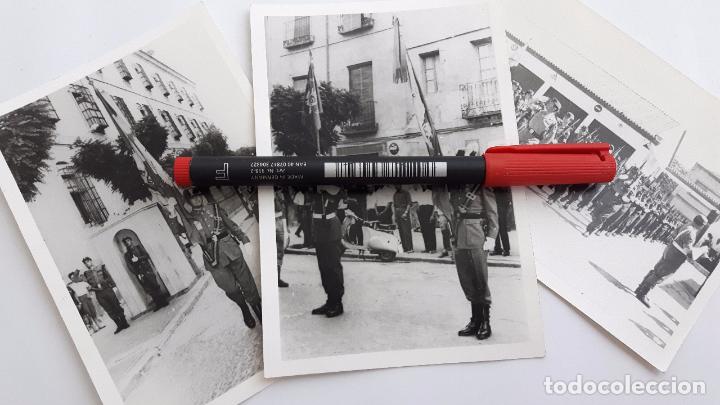 Military Antiques: Tres fotos a&ntilde;os 50 de un desfile militar. Tama&ntilde;o 9 &times; 13.