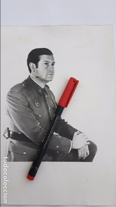 Militaria: Foto de estudio de un teniente de Infanter&iacute;a con Medalla Sufrimientos y emblema de carros.