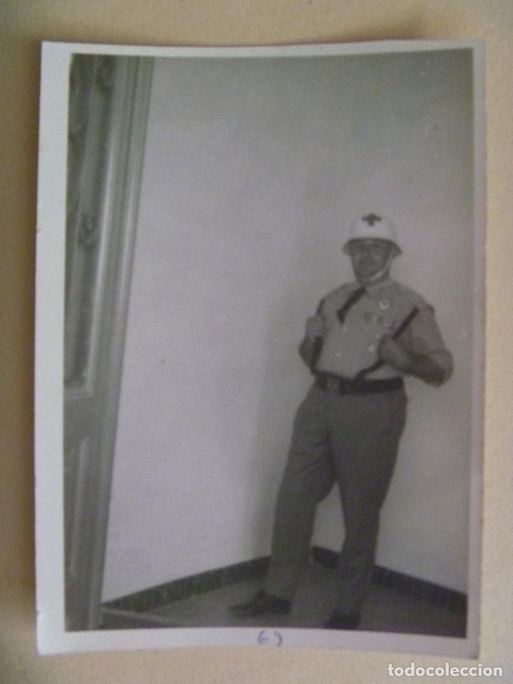 Militaria: FOTO DE UN CABO DE LA CRUZ ROJA CON CORREAJE Y CASCO