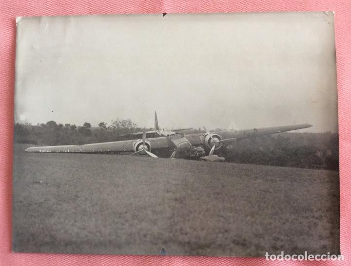 Militaria: FOTO AVI&Oacute;N ACCIDENTADO. NO SE MODELO. A&Ntilde;OS 30. 17 x 23 CMS.