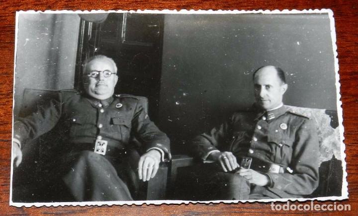 Military Antiques: FOTOGRAFIA DE OFICIALES DE LA GUARDIA CIVIL, CON INSIGNIA DE PROFESORADO, MIDE 13,8 X 8,8 CMS.