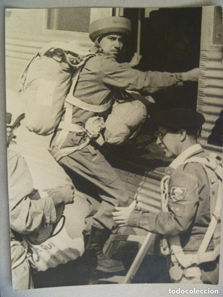 Militaria: FOTO DE SOLDADO PARACAIDISTA CON EQUIPO Y CHICHONERA SUBIENDO AL AVION PARA SALTO. 18 X 24 CM