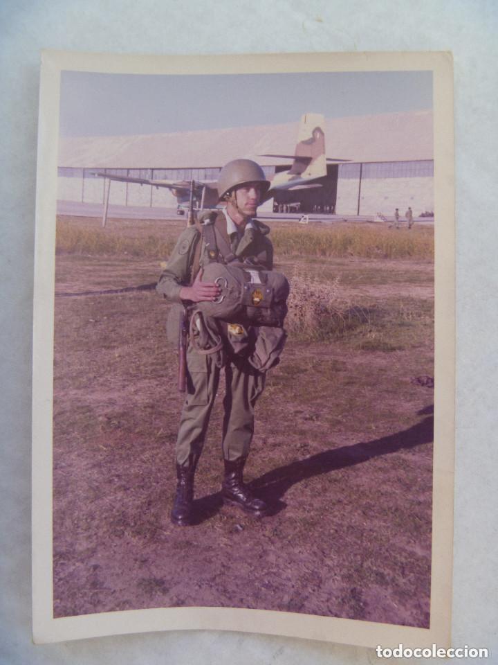 Militaria: MILITAR BRIPAC , PARACAIDISTA ROPA DE FAENA . EQUIPO Y CASCO, DETRAS UN AVION