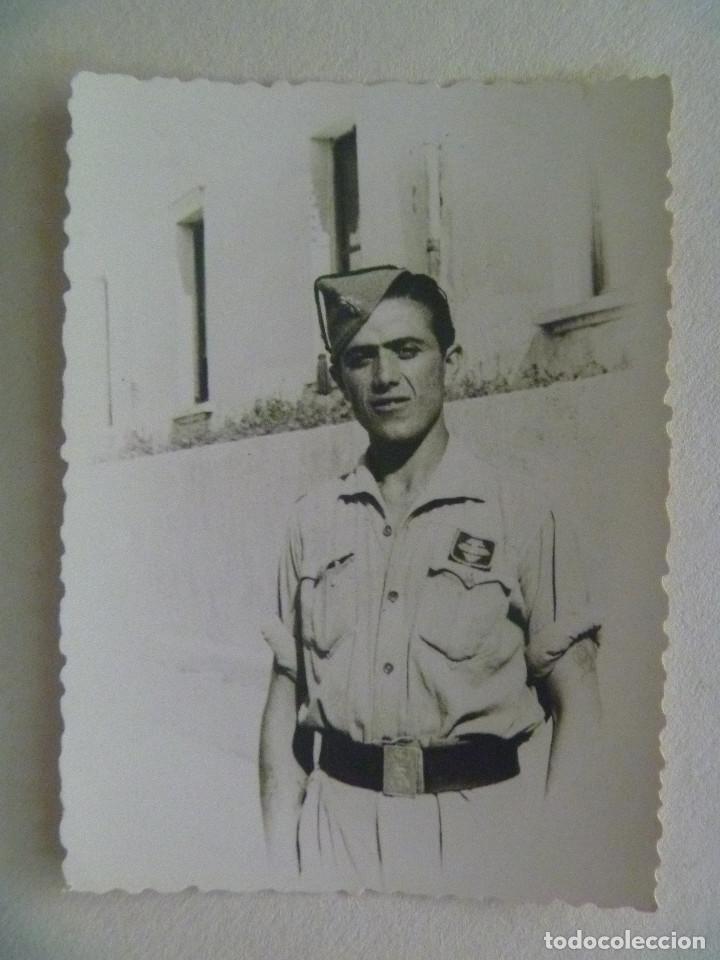 Militaria: LA LEGION : FOTO  DE LEGIONARIO CON CHAPIRI Y GALLETA DE SARGENTO . 1947