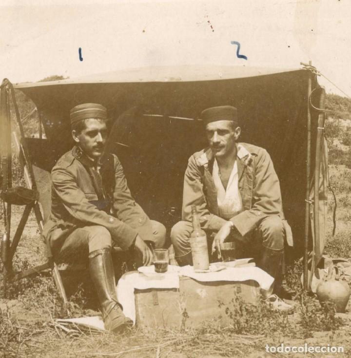 Militaria: FOTOGRAF&Iacute;A POSTAL DE DOS OFICIALES - ALF&Eacute;RECES - DESCANSANDO EN EL CAMPO - &Eacute;POCA ALFONSINA