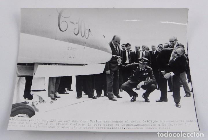 Military Antiques: FOTOGRAFIA, AVION C-101, EL REY DON JUAN CARLOS EXAMINANDO EL AVION C-101 DE ENTRENAMIENTO BASICO QU