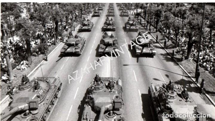 Militaria: ANTIGUA FOTOGRAFIA A&Ntilde;OS 70, DESFILE DE LA VICTORIA, DIVISION ACORAZADA,175X95MM