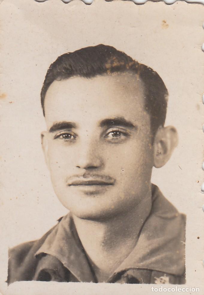 Militaria: Peque&ntilde;a fotograf&iacute;a. Retrato de militar, a&ntilde;o 1951.