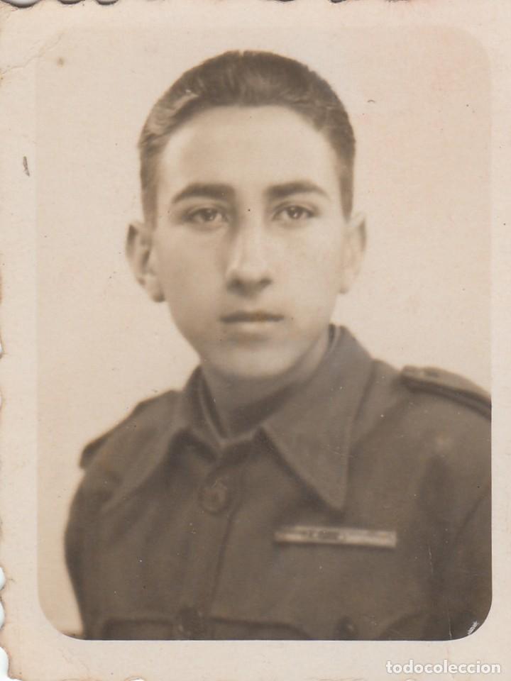 Militaria: Antigua fotograf&iacute;a. Retrato de joven militar. A&ntilde;os 40-50.