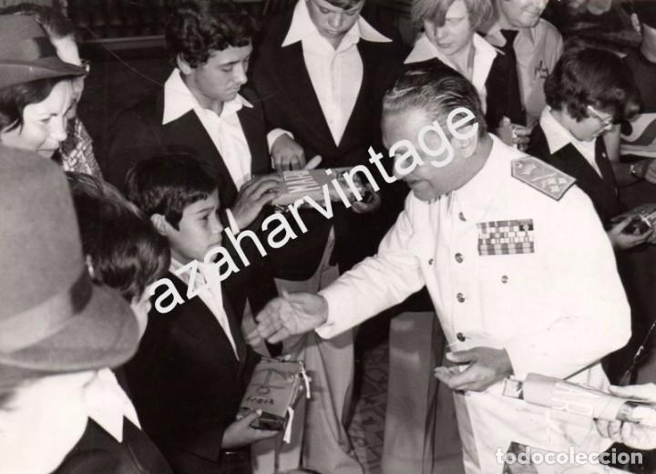 Military Antiques: MADRID,1975, EL ALMIRANTE PITA DA VEIGA CON LOS NI&Ntilde;OS DE LA OPERACION PLUS ULTRA,180X130MM